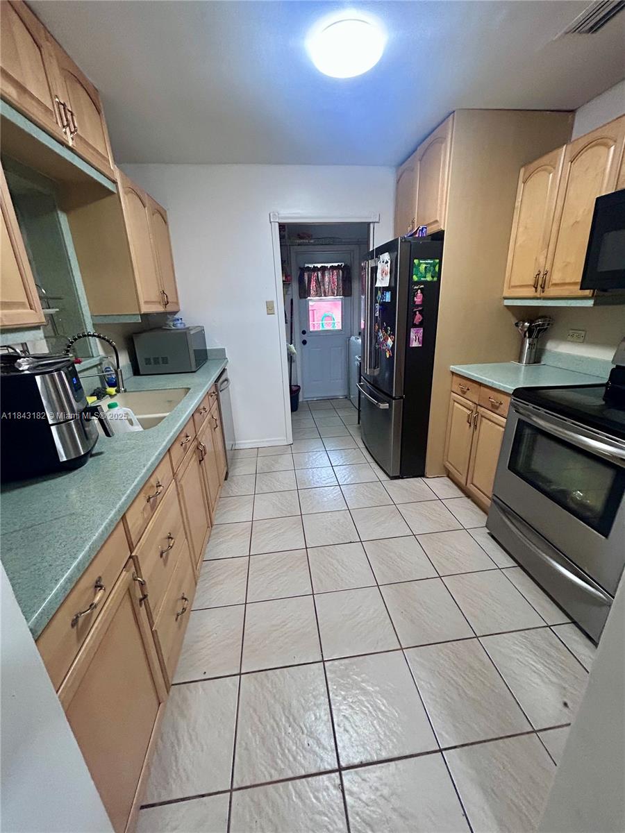 4161 SW 56th Ter, Davie, FL, 33314/$475,000 2 4161 SW 56th Ter