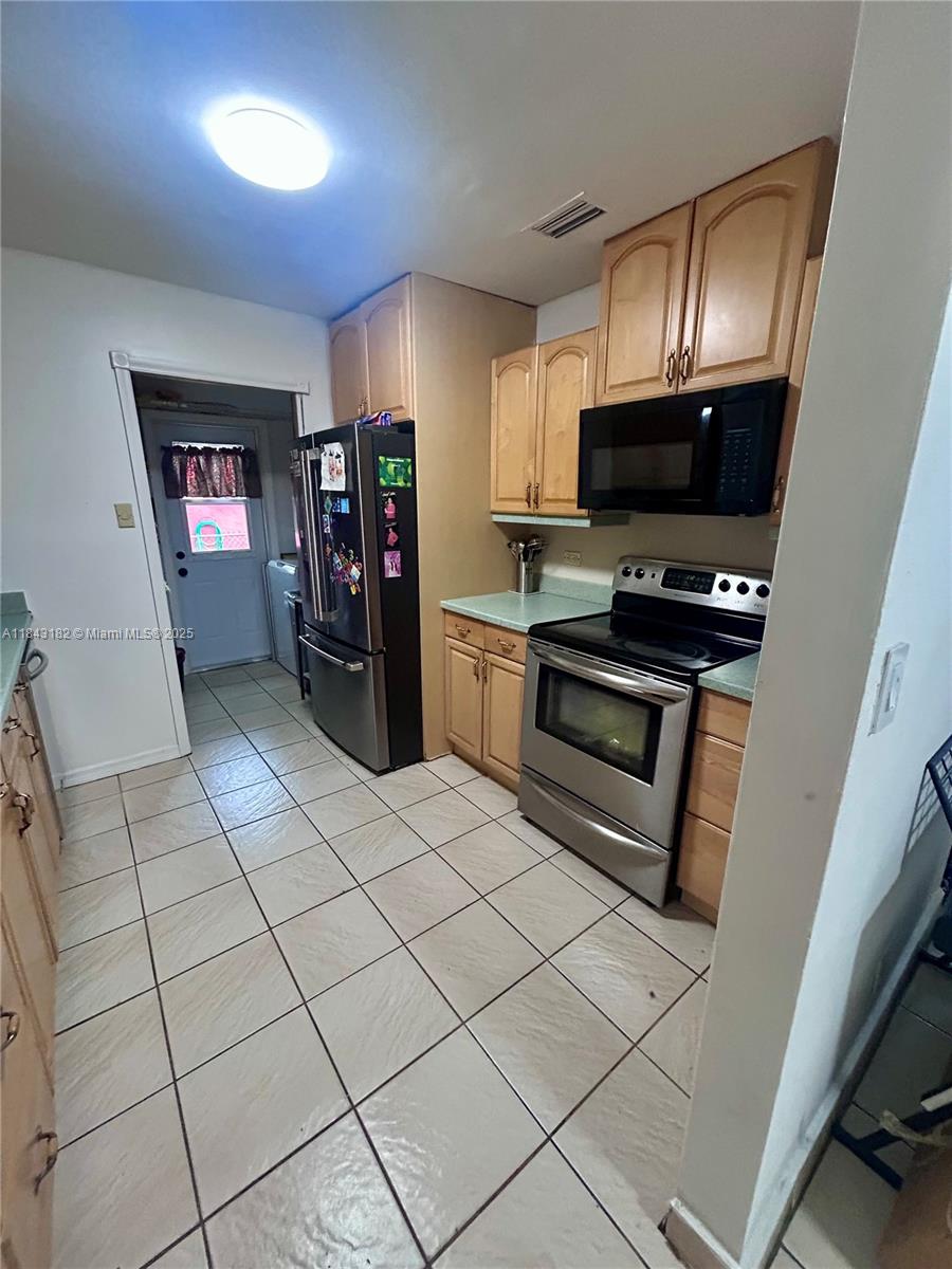 4161 SW 56th Ter, Davie, FL, 33314/$475,000 3 4161 SW 56th Ter