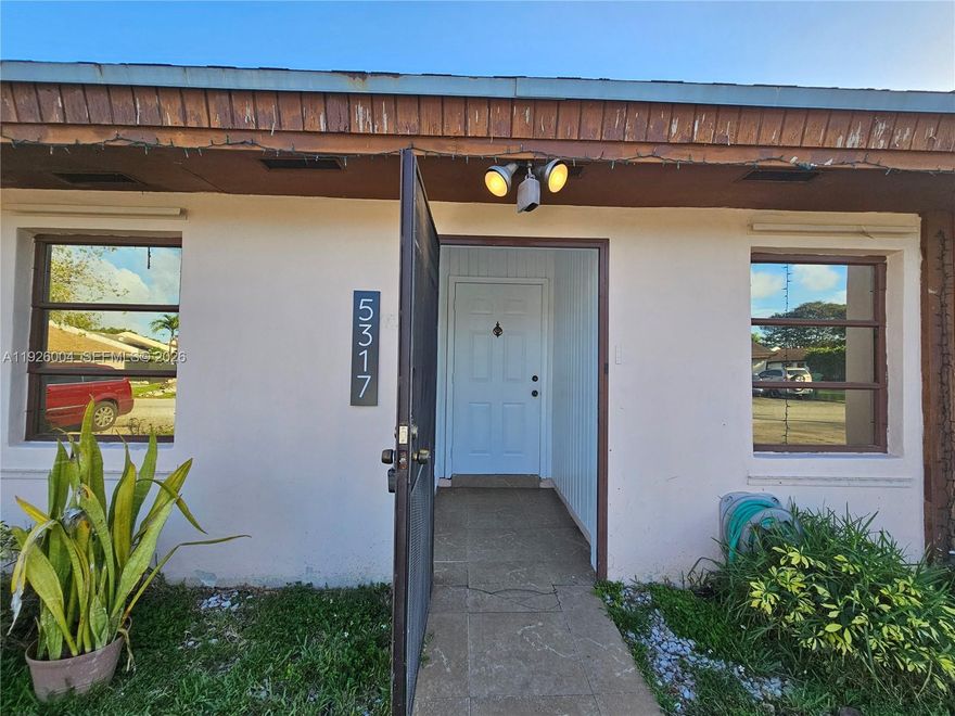 Great Location! The 2 bedrooms & 2 bathrooms villa in Bent Tree is the perfect location for a couple with children on a friendly family neighborhood.
The Villa has tile throughout, a nice back patio and it is very convenient to supermarkets, restaurants and shopping malls.