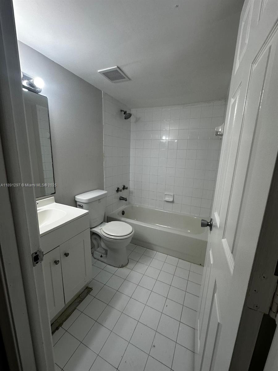 VILLAS AT CIRCLES EDGE CO - Residential
