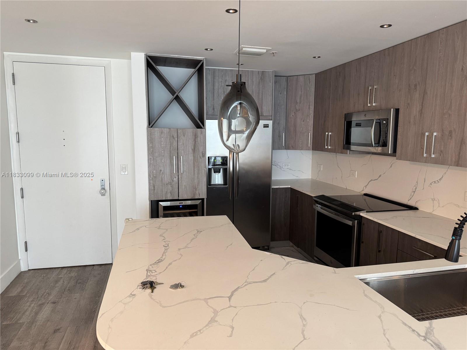 Hello folks!
Out of this world large unit overlooking the famous Aston Martin building,island living,eveything close by.
Recently completly painted and ready to move in.
You won`t find a better location.