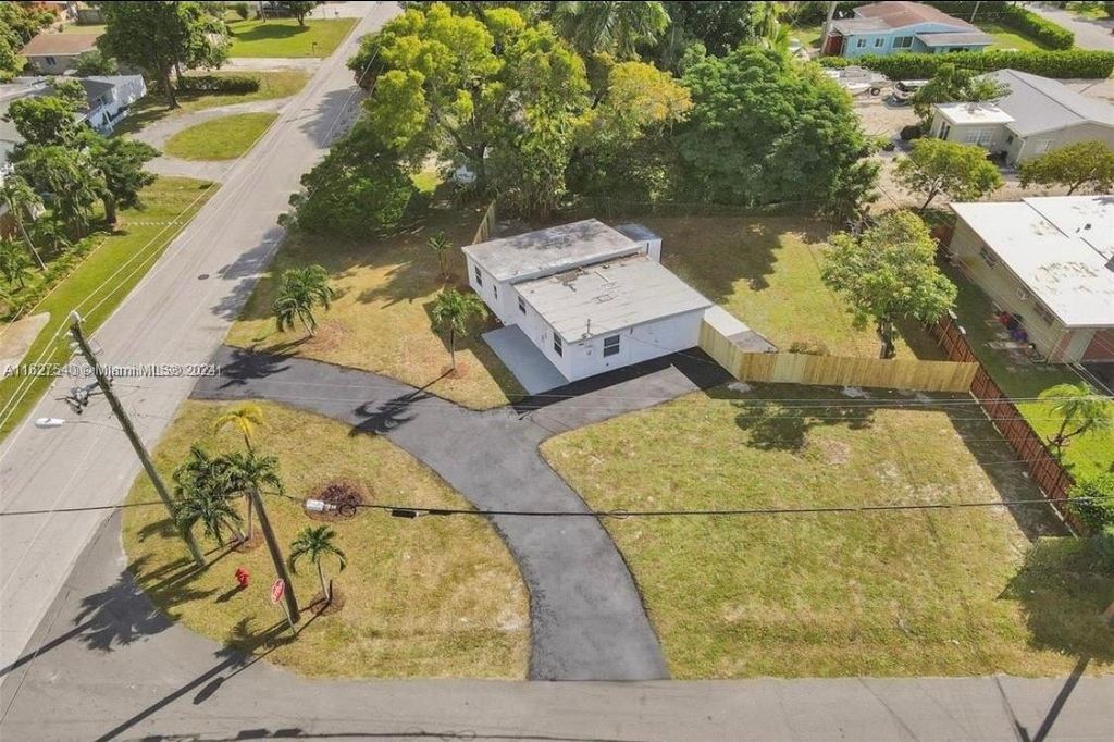 Photo of 2580 SW 6th Ct, Fort Lauderdale, FL 33312 (MLS # A11627540)