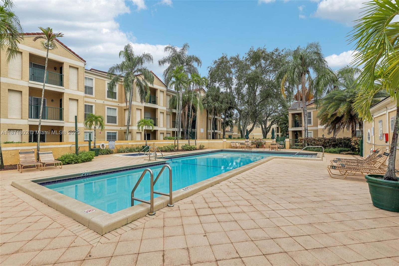 SAVANNAH AT RIVERSIDE CON - Residential