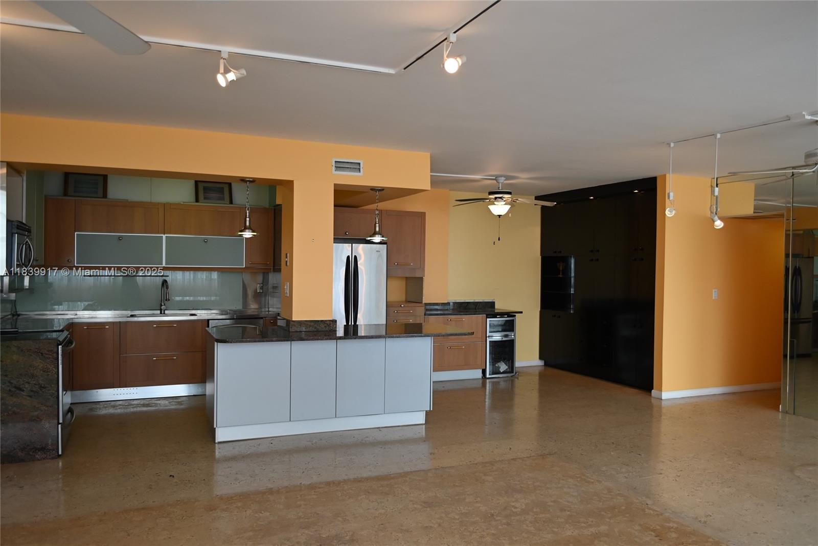 BAYVIEW TOWERS CONDO SOUT - Residential