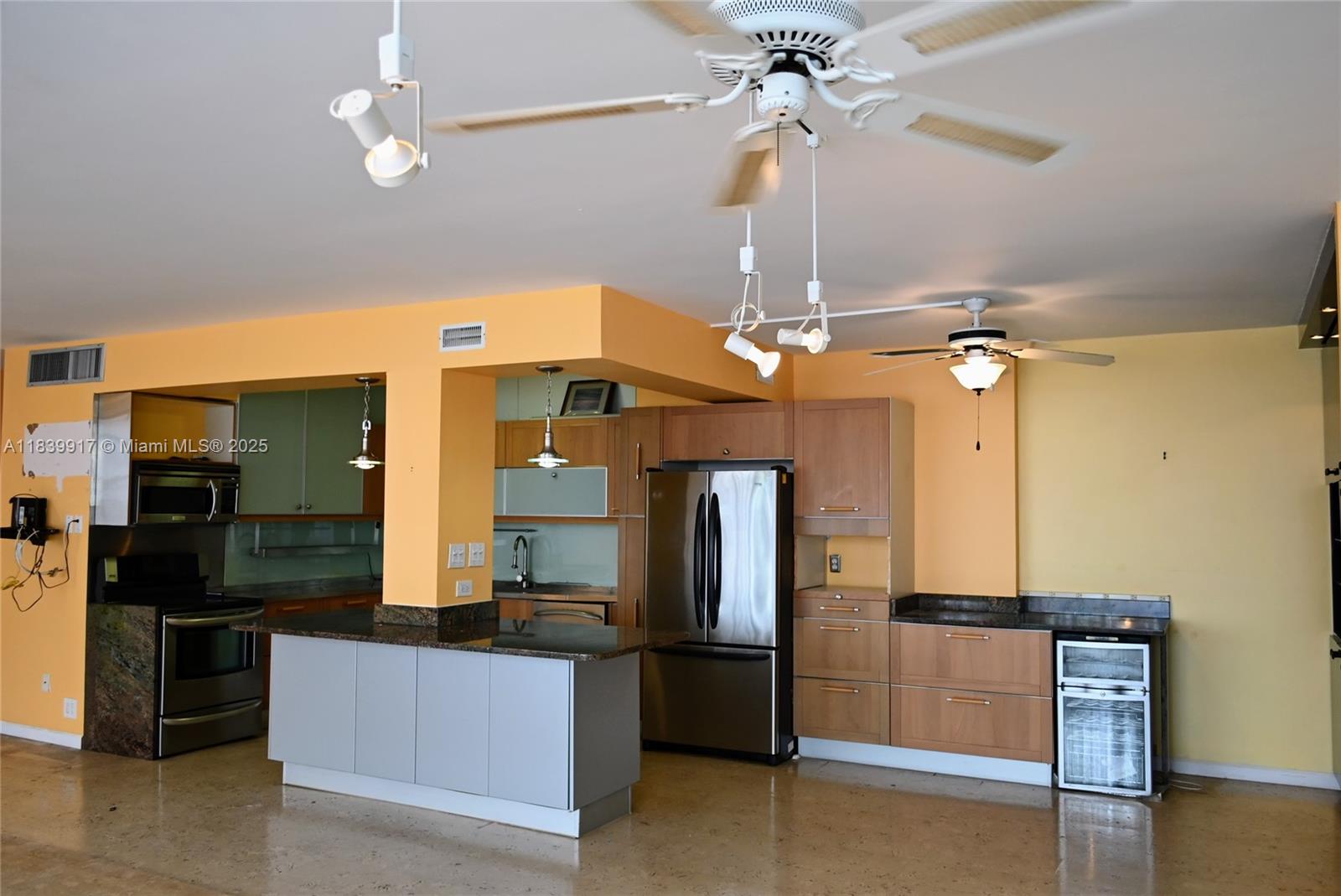 BAYVIEW TOWERS CONDO SOUT - Residential