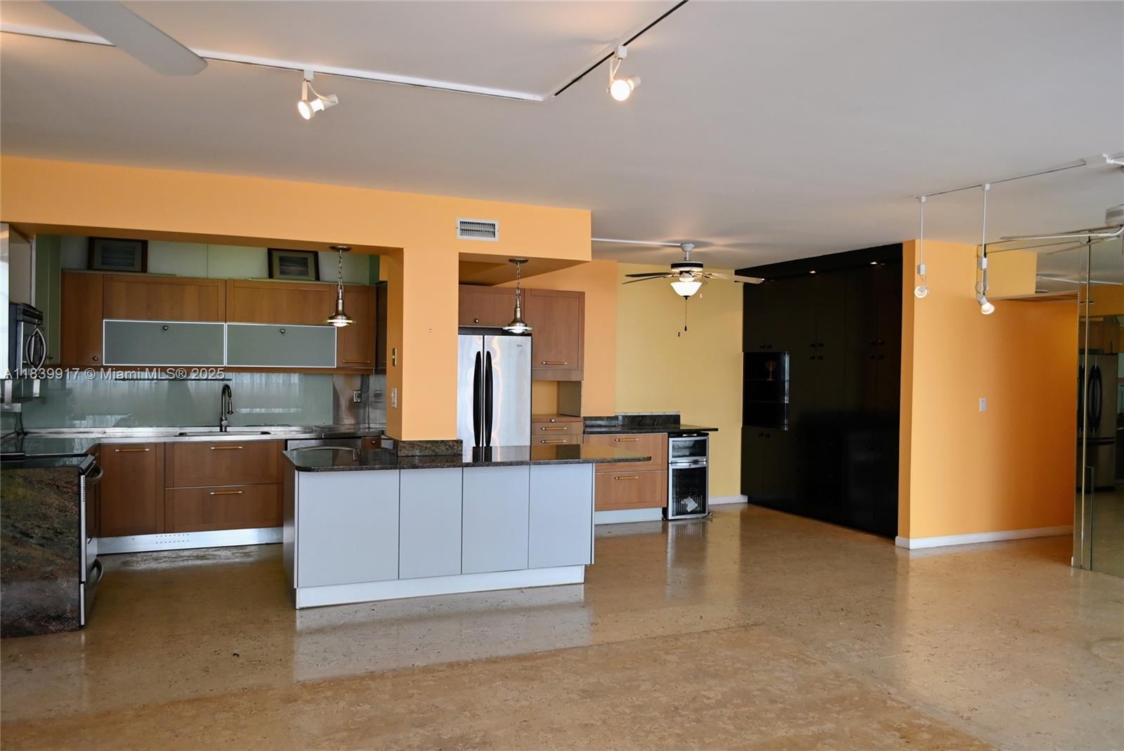 BAYVIEW TOWERS CONDO SOUT - Residential