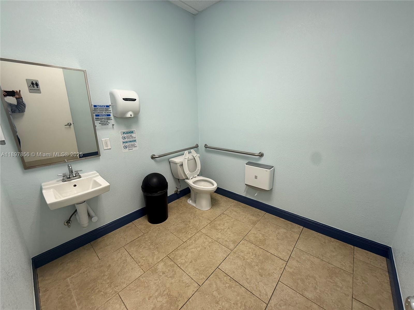 Main image without alt text