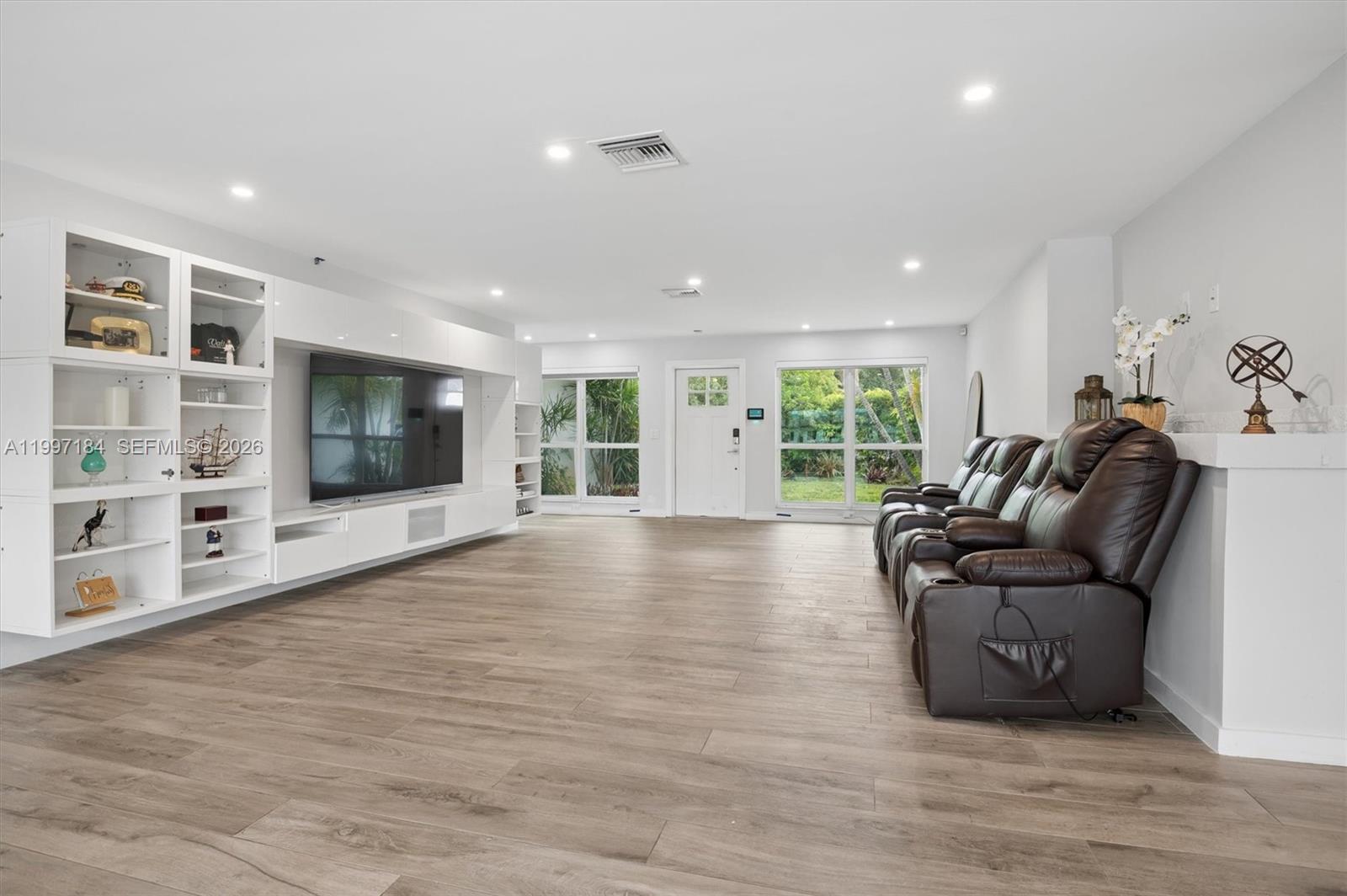 JENADA VILLAS - Residential