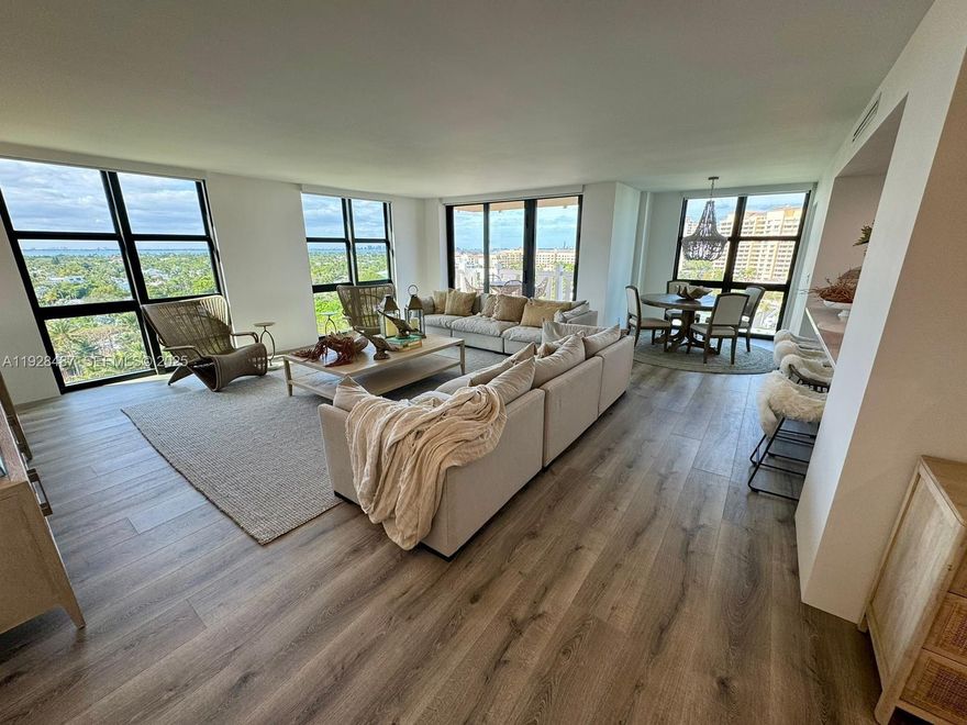 Beautiful corner apartment with spectacular views of Key Biscayne. Fully furnished and ready to enjoy in one of the safest ZIP codes in the USA, surrounded by lush gardens and pristine beaches. The Towers of Key Biscayne is a true paradise, offering all the amenities of a luxury resort: two swimming pools, a fully equipped gym with top-of-the-line machines, sauna, walking paths, and elegant meeting areas. It also features a barbecue area perfect for memorable afternoons with friends.
Enjoy chair and umbrella service on the beach, plus the convenience of Toscana Mare Restaurant, located in one of the towers, offering delivery directly to your apartment or to the condominium’s social areas—including the pool and the beach.