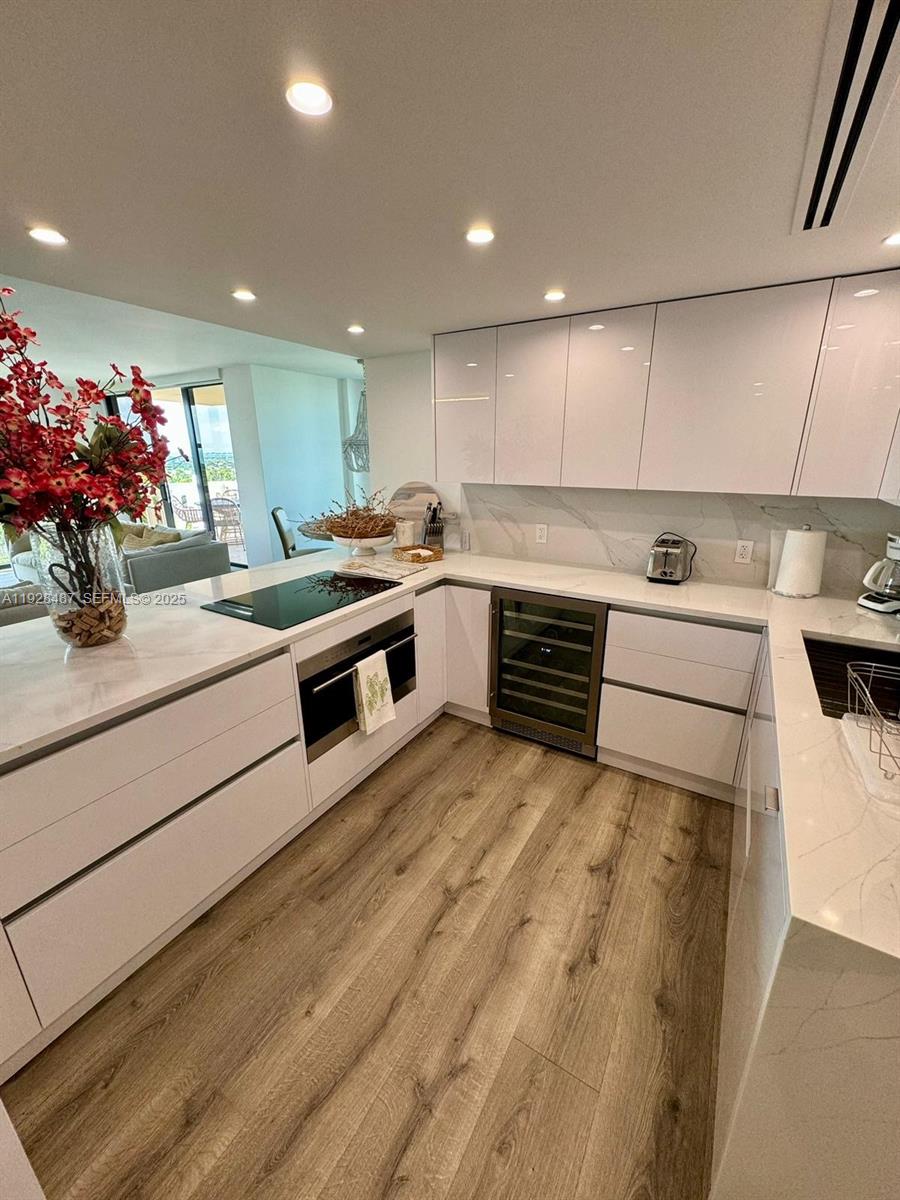 TOWERS OF KEY BISCAYNE CO - Residential Lease