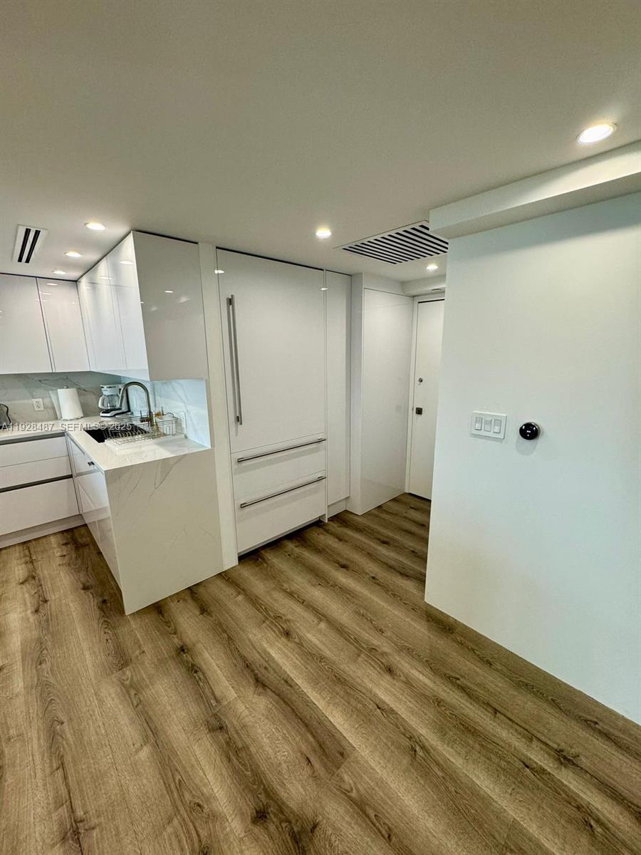 TOWERS OF KEY BISCAYNE CO - Residential Lease