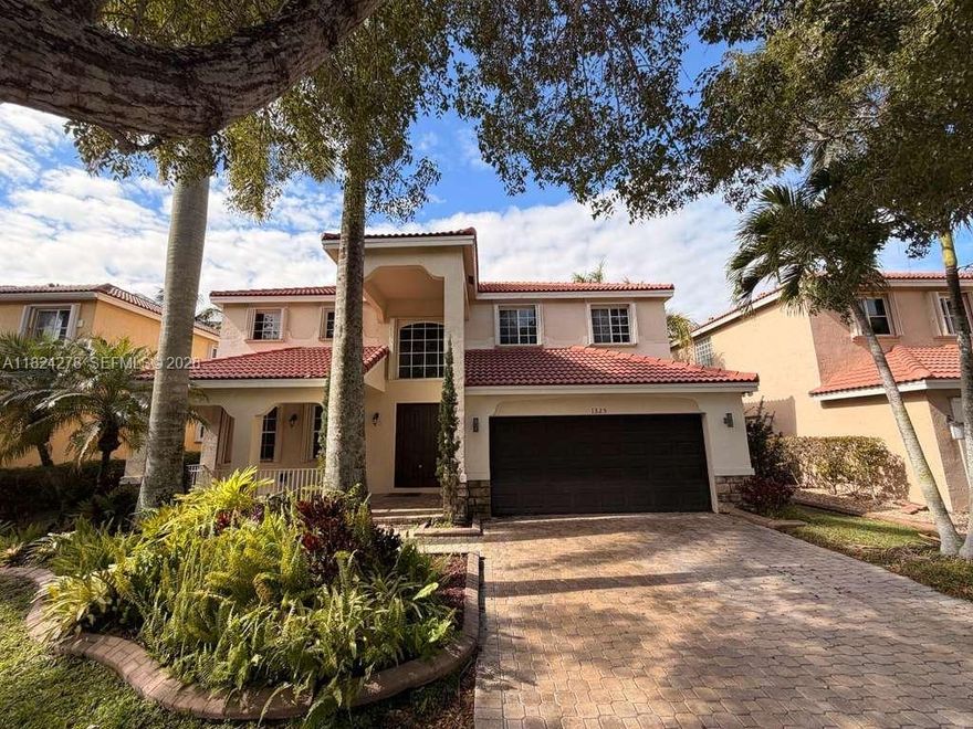 Spectacular Lakefront Home in the Exclusive Weston Savanna Community!
Welcome to this stunning 4-bedroom, 2.5-bathroom home featuring spacious and bright living areas. Enjoy breathtaking lake views and a beautifully landscaped, oversized garden—perfect for relaxing or entertaining outdoors. New roof installed  in 2024...
The kitchen and bathrooms have been tastefully remodeled with modern finishes, and the home is equipped with accordion shutters on all windows.
Located within one of the top-rated school districts in Florida, with access to A+ schools. The community offers resort-style amenities including sports courts, mini golf, walking trails, and a dream clubhouse with pools and recreational areas.