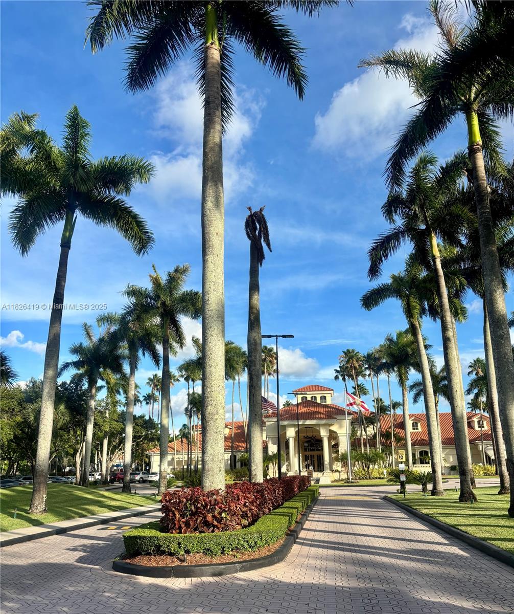 Excellent 3 bedroom, 2 bath Condo with an oversized balcony, located in one of the best areas of Miami-Doral. Fresh paint, a brand new kitchen and new appliances. Enjoy top amenities including a pool, sauna, tennis court, gym and club house with restaurant. Enjoy 24/7 Security and access to the best schools in the area... Offered furnished oy unfurnished as desired.