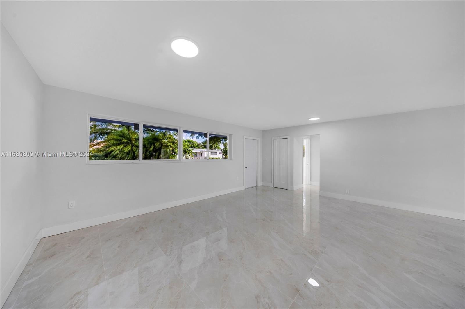 HOLLYWOOD HILLS - Residential