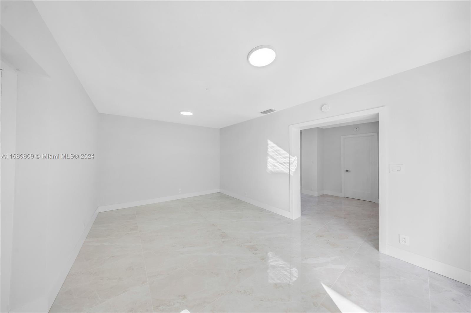 HOLLYWOOD HILLS - Residential