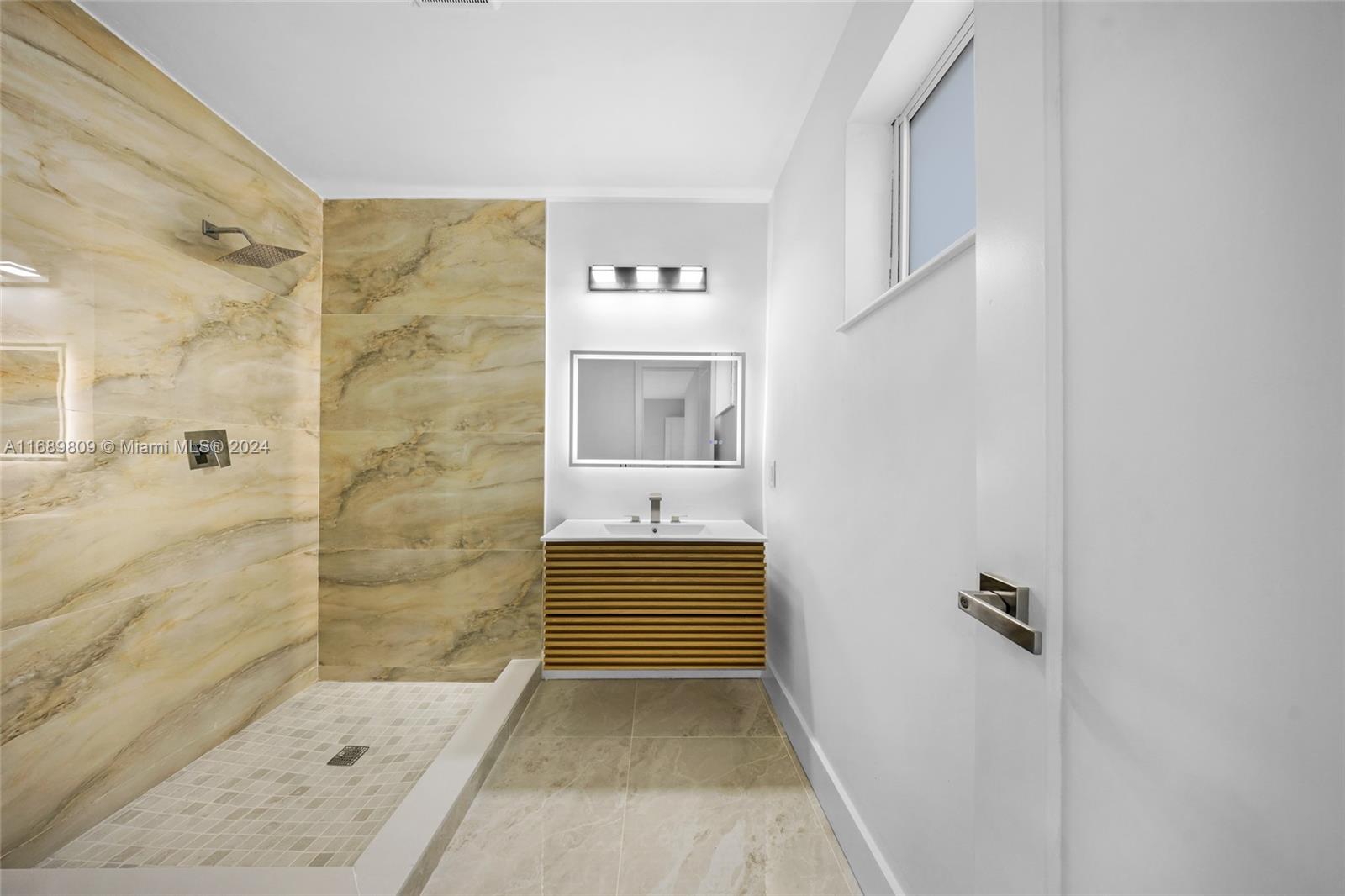 HOLLYWOOD HILLS - Residential