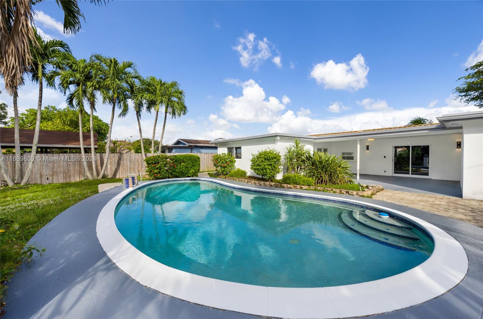 HOLLYWOOD HILLS - Residential