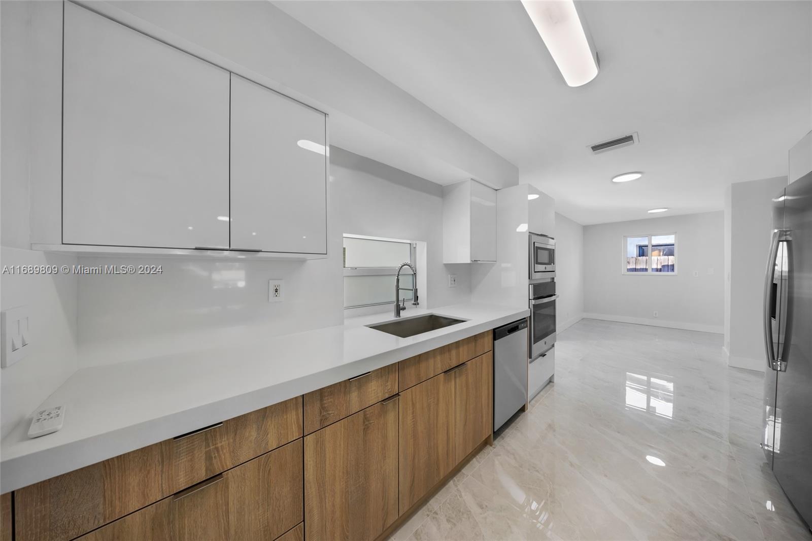 HOLLYWOOD HILLS - Residential