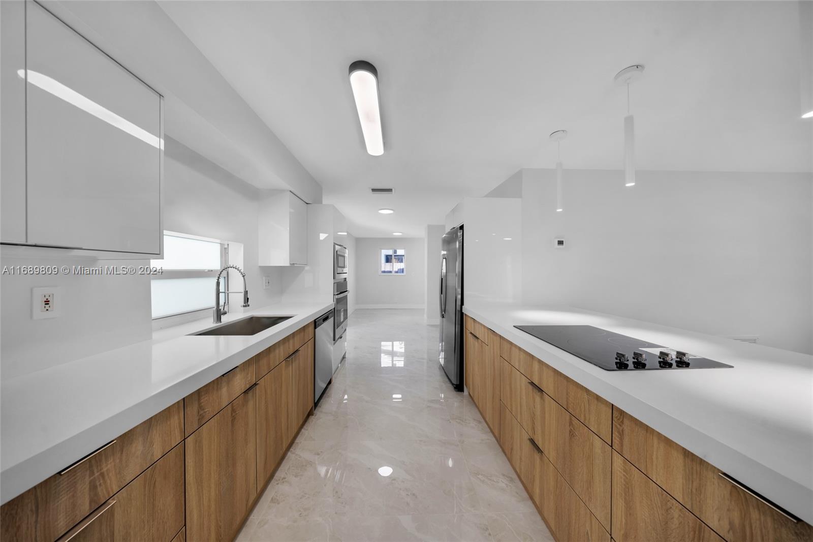 HOLLYWOOD HILLS - Residential