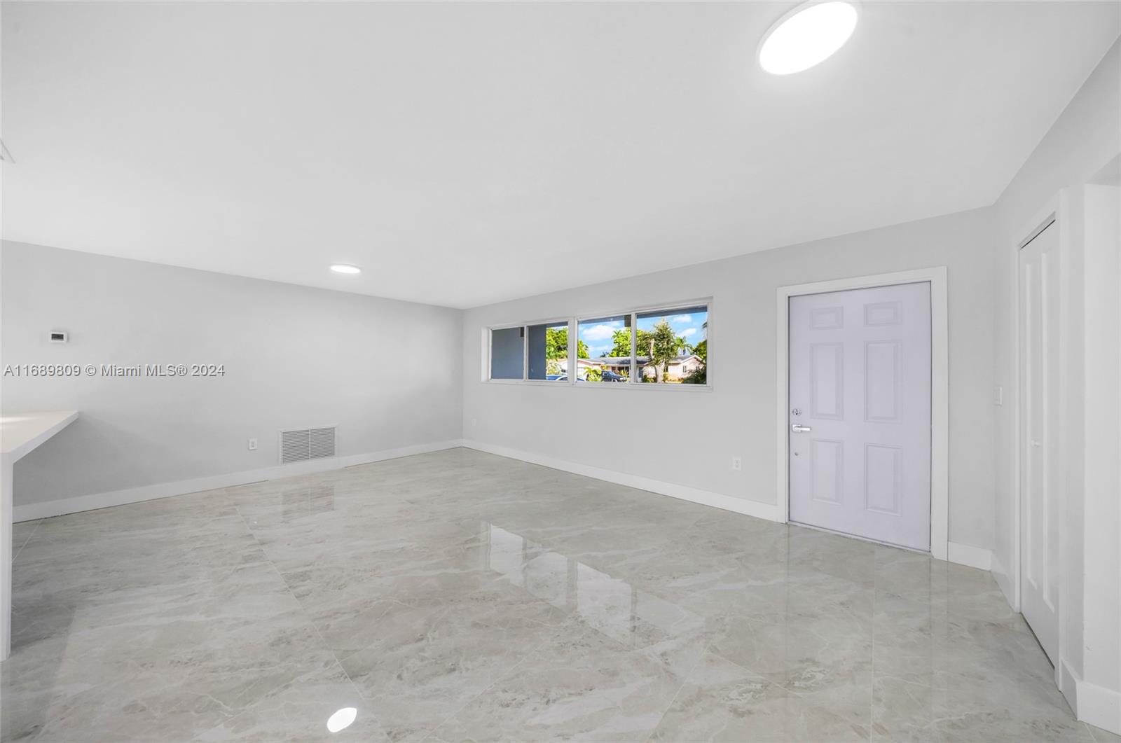 HOLLYWOOD HILLS - Residential