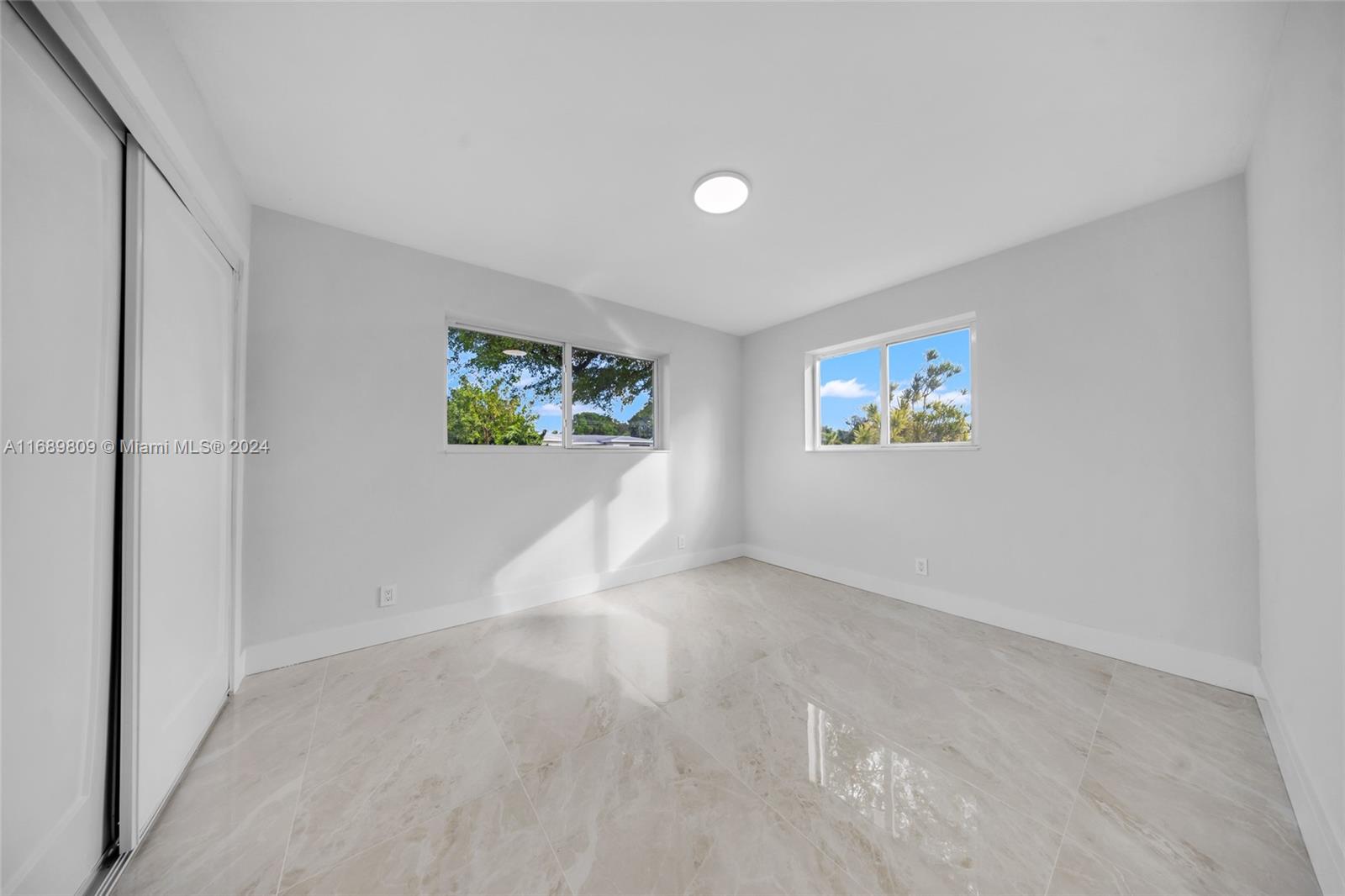 HOLLYWOOD HILLS - Residential