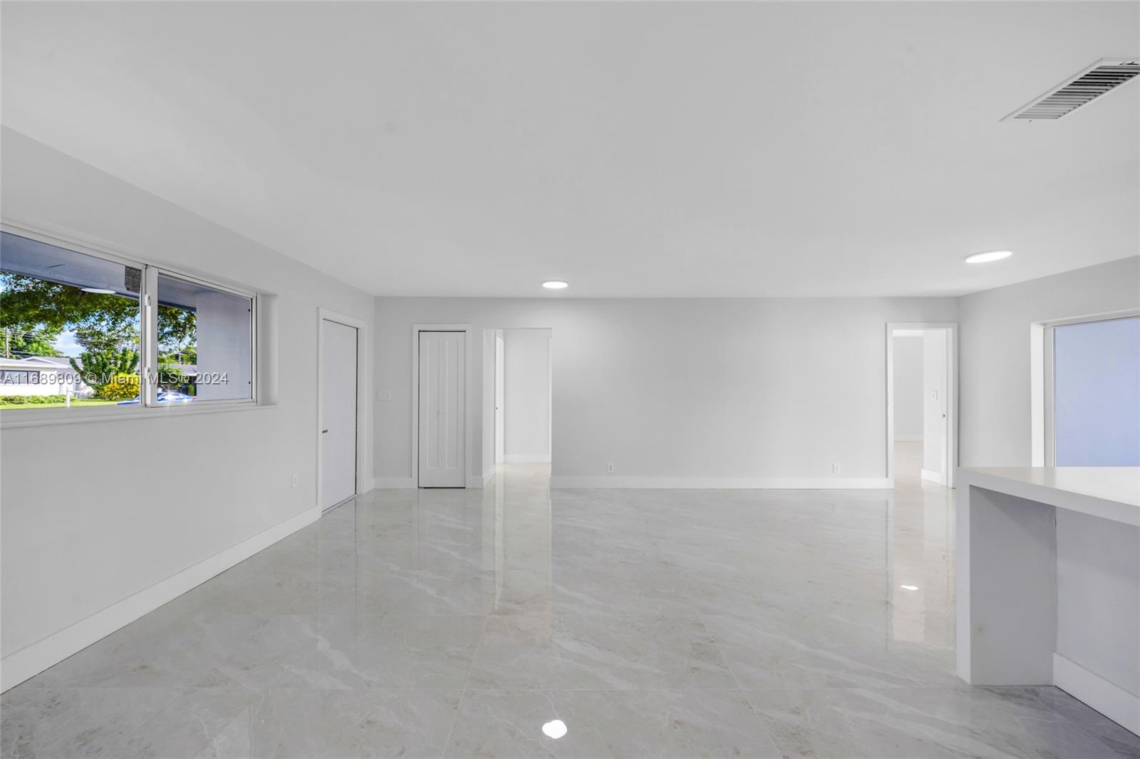 HOLLYWOOD HILLS - Residential