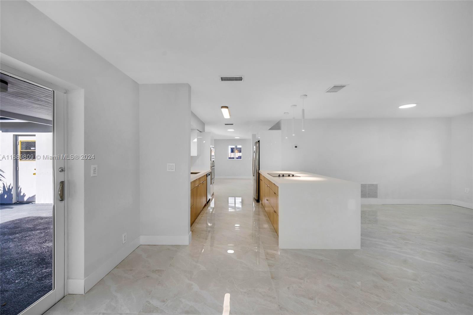 HOLLYWOOD HILLS - Residential