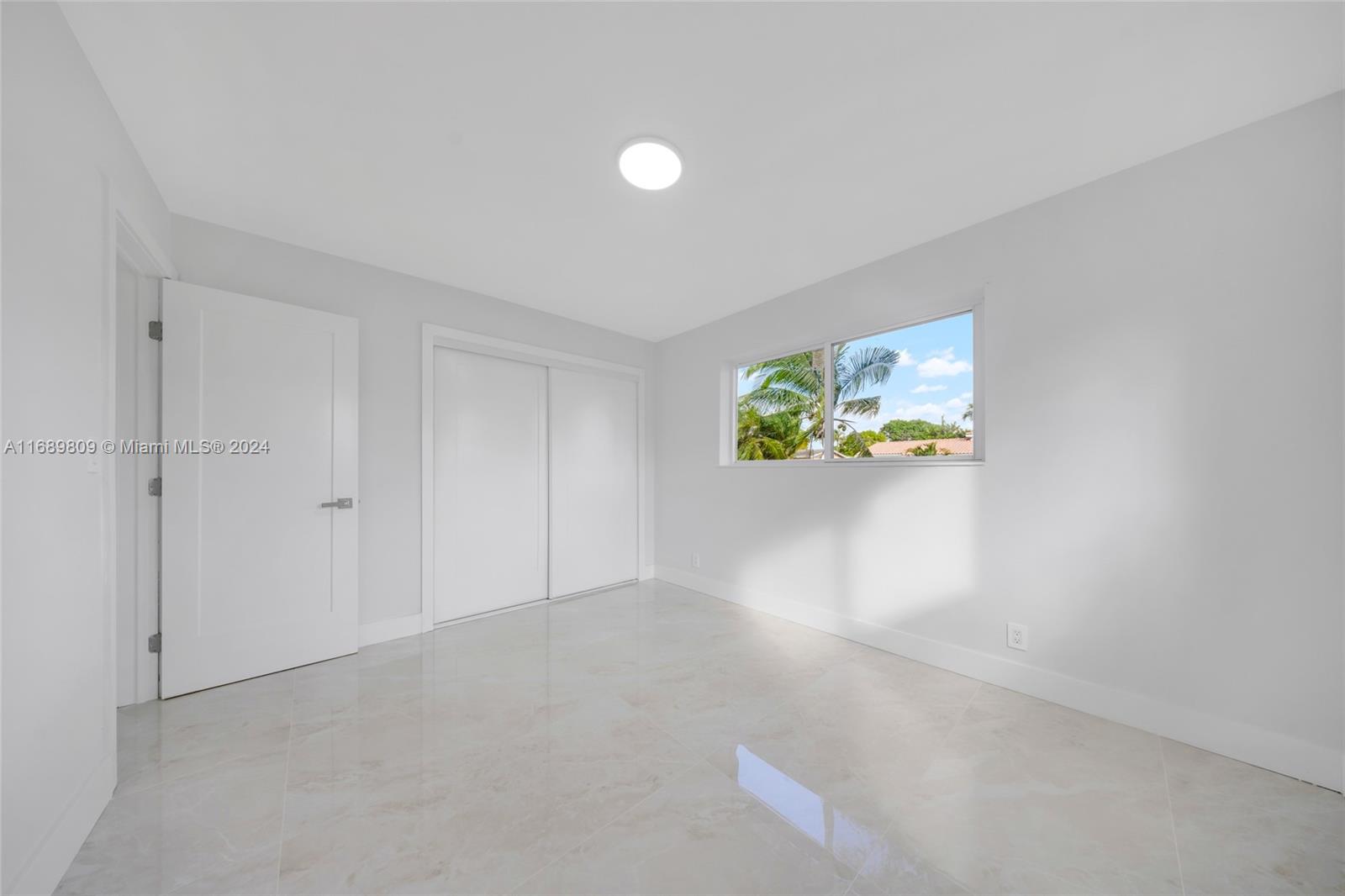HOLLYWOOD HILLS - Residential