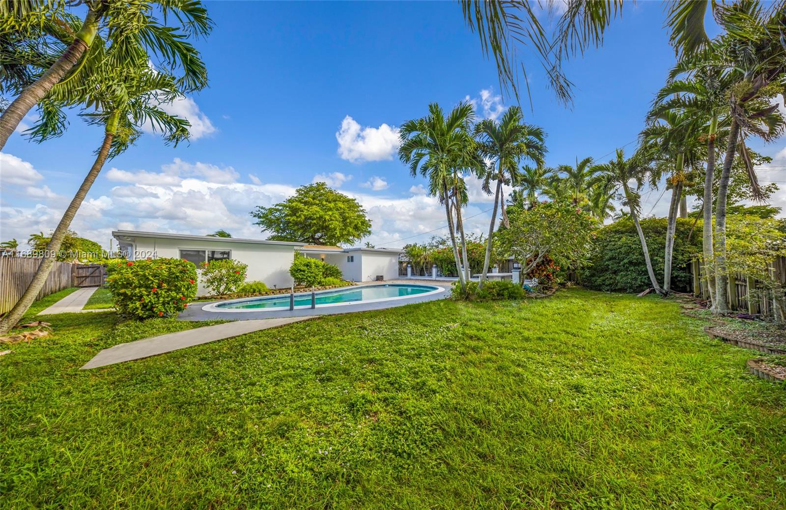HOLLYWOOD HILLS - Residential