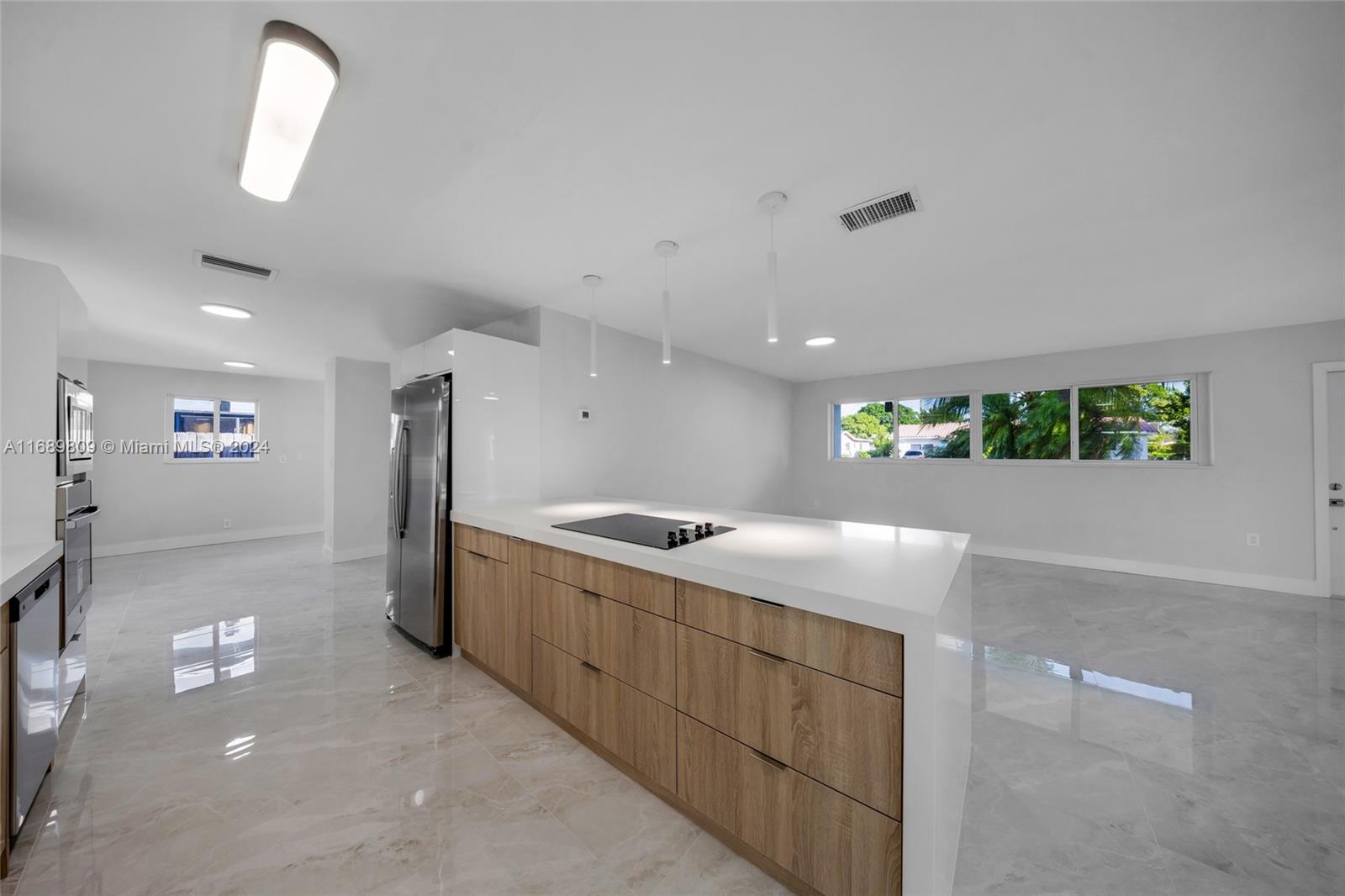 HOLLYWOOD HILLS - Residential