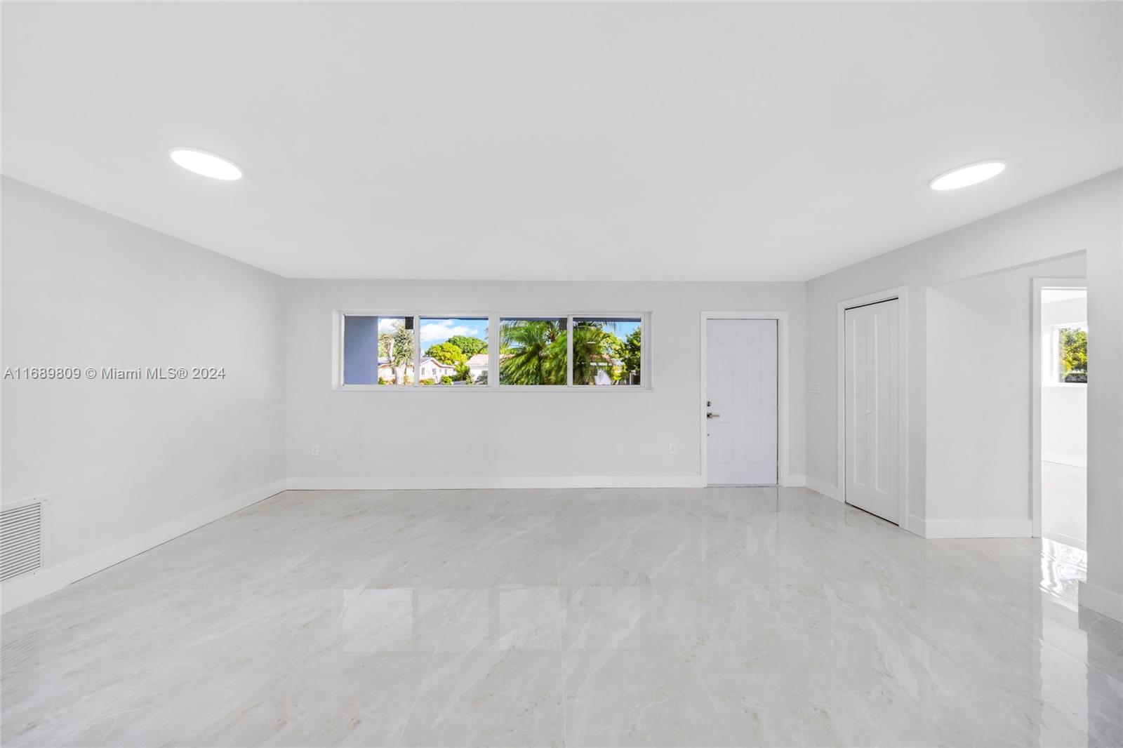 HOLLYWOOD HILLS - Residential