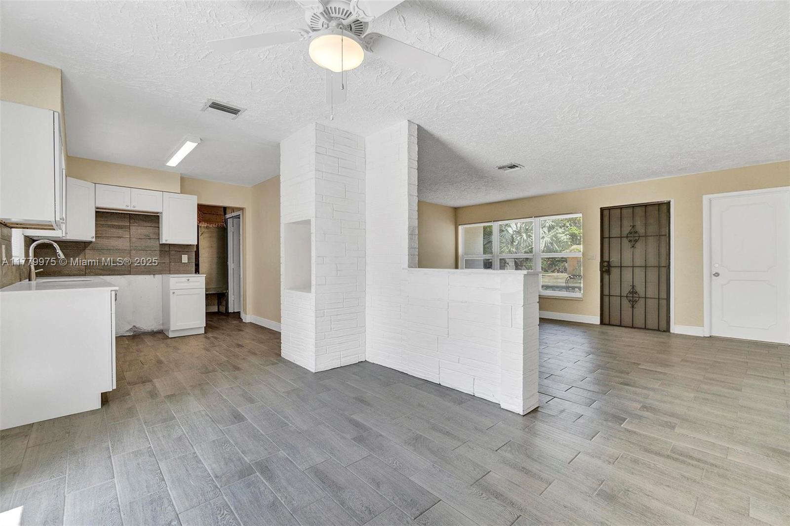 ACADEMY AWARD HOMES SEC 3 - Residential