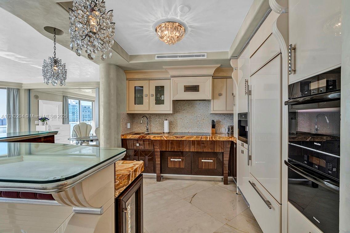 LA PERLA CONDO - Residential Lease