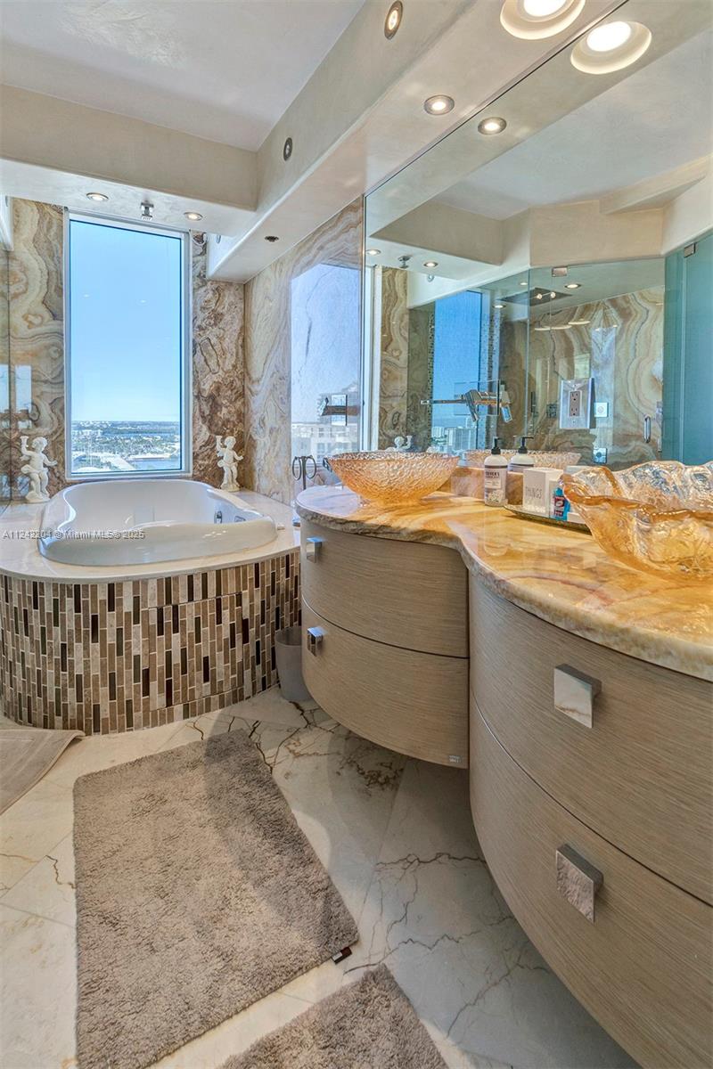 LA PERLA CONDO - Residential Lease