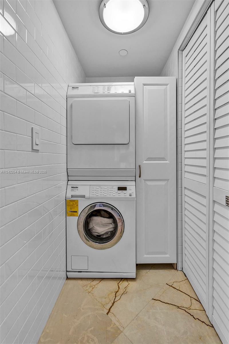 LA PERLA CONDO - Residential Lease