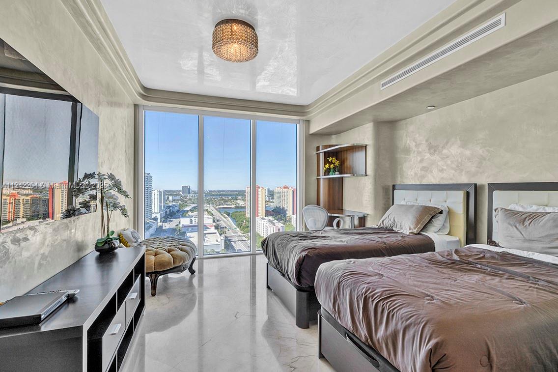 LA PERLA CONDO - Residential Lease