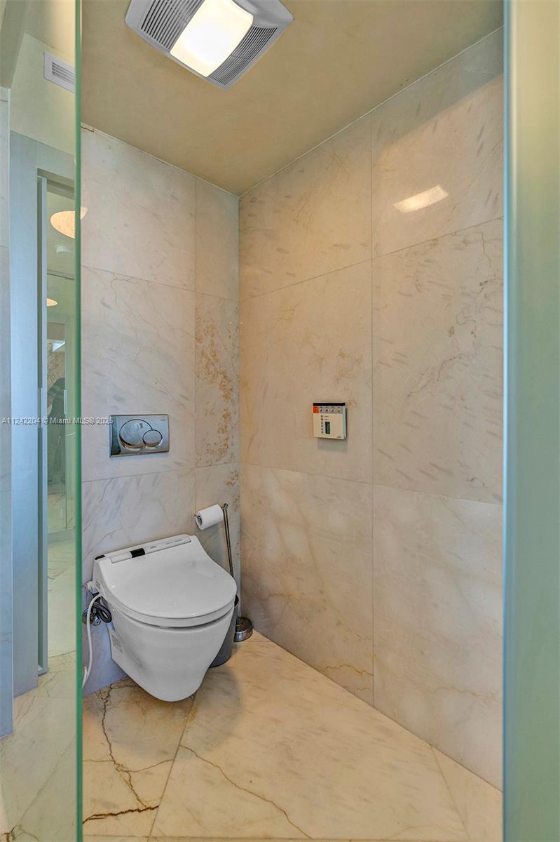 LA PERLA CONDO - Residential Lease