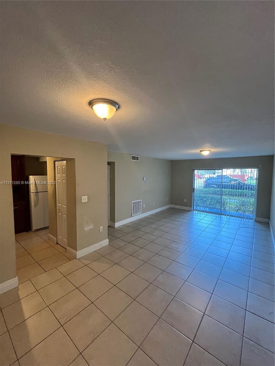 2/2 in Clear Lakes. Priced to rent quickly. Unit is vacant, very easy to show please see showing assist. First, Last and security required for move in. Please provide with CTL: Copy of ID, screenshot of credit score, background check, pay stubs or proof of income and background check.