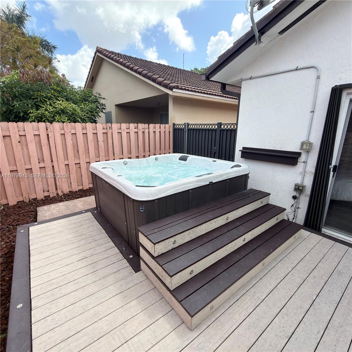 FLORIDA TROPICAL ESTATES - Residential