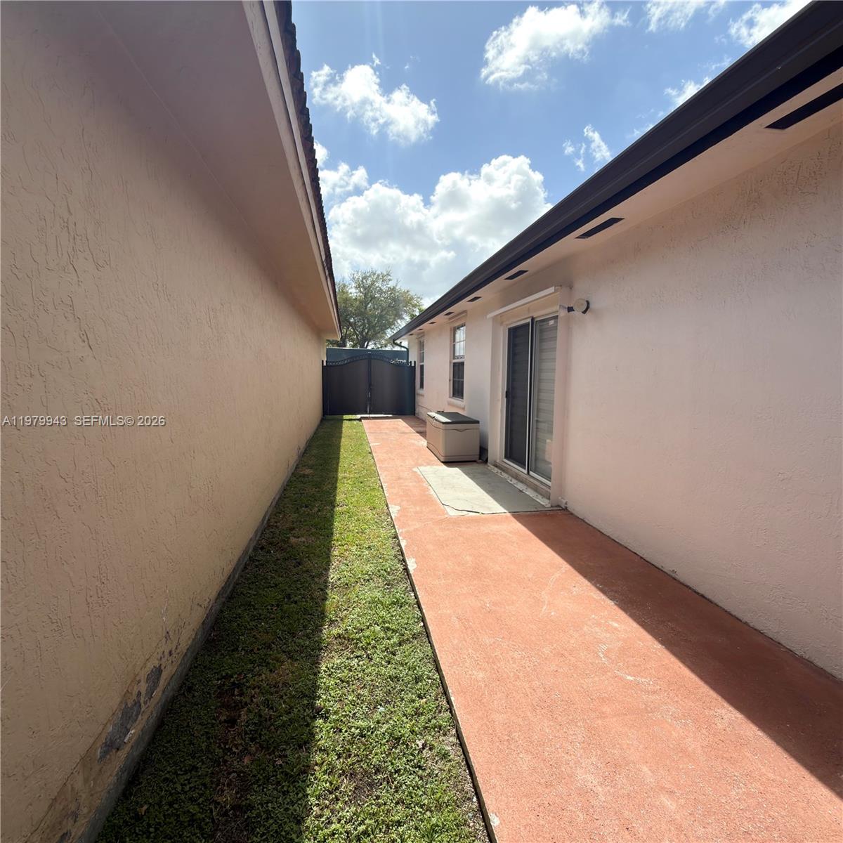 FLORIDA TROPICAL ESTATES - Residential