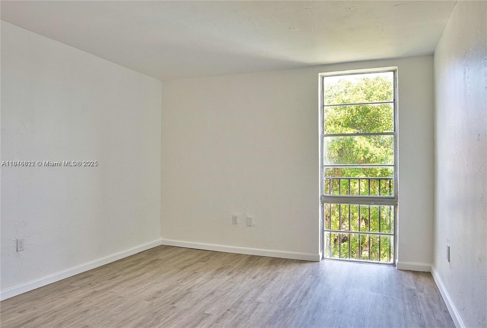 DADELAND GROVE CONDO - Residential