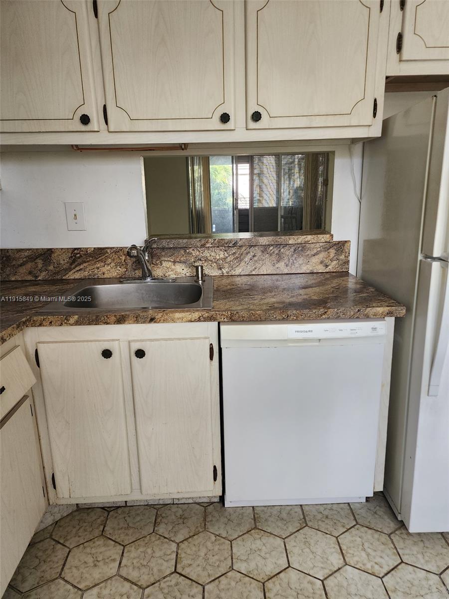 CYPRESS CHASE CONDO NO 4 - Residential