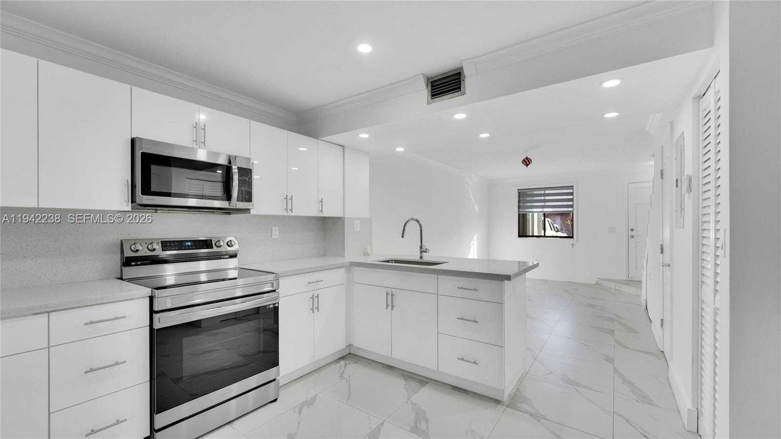 VILLAS UNIVERSITY SQUARE - Residential Lease