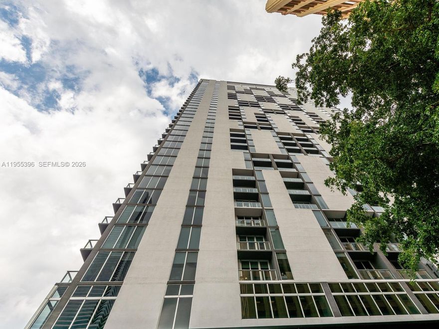 Spectacular income-producing opportunity at Centro by CA in Downtown Miami’s Financial District. This tenant-occupied studio offers an open layout, 1 full bath, stainless steel appliances, in-unit washer/dryer, and floor-to-ceiling windows with vibrant city views. Rent annually or in 30-day periods up to 12 times per year.
Full-service building with rooftop pool, state-of-the-art gym, sauna, steam room, lounge, secured dog-walk area, bike room, Amazon lockers, valet, and 24/7 front desk. Prime walkable location near Government Center, Brightline, Bayfront Park, museums, Whole Foods, and minutes to Brickell, Edgewater, Wynwood, Bayside, and MIA. Turnkey asset in a high-demand rental corridor.