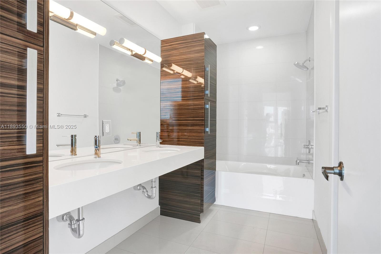 PARAMOUNT BAY CONDO - Residential Lease