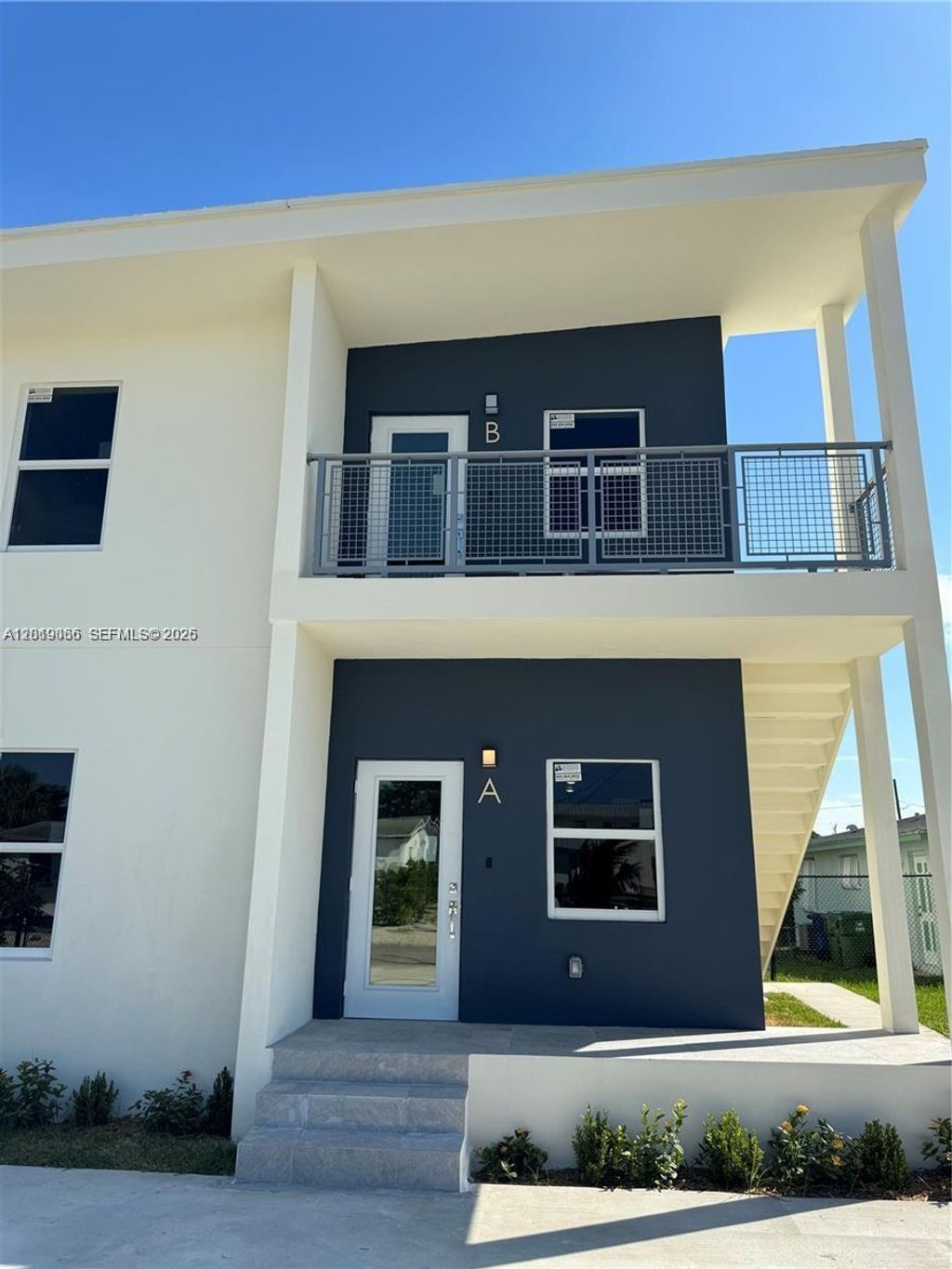 Photo of 526 NW 6th St, Hallandale Beach, FL 33009 (MLS # A12019066)