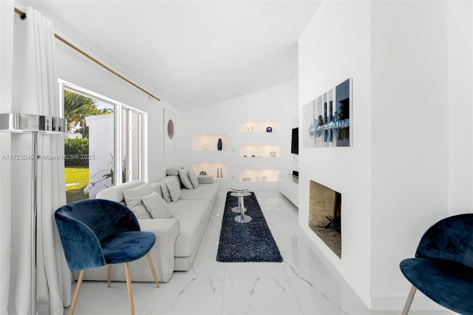 BISCAYNE PINES - Residential