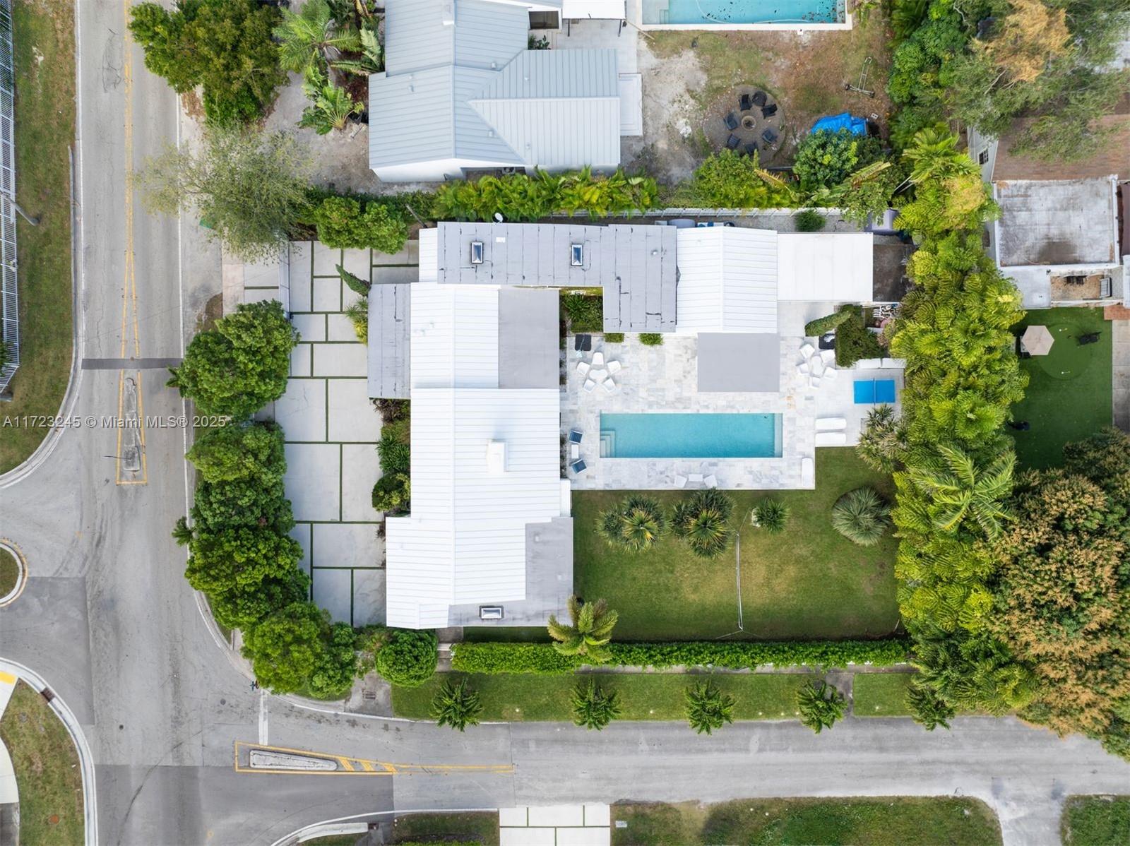 BISCAYNE PINES - Residential