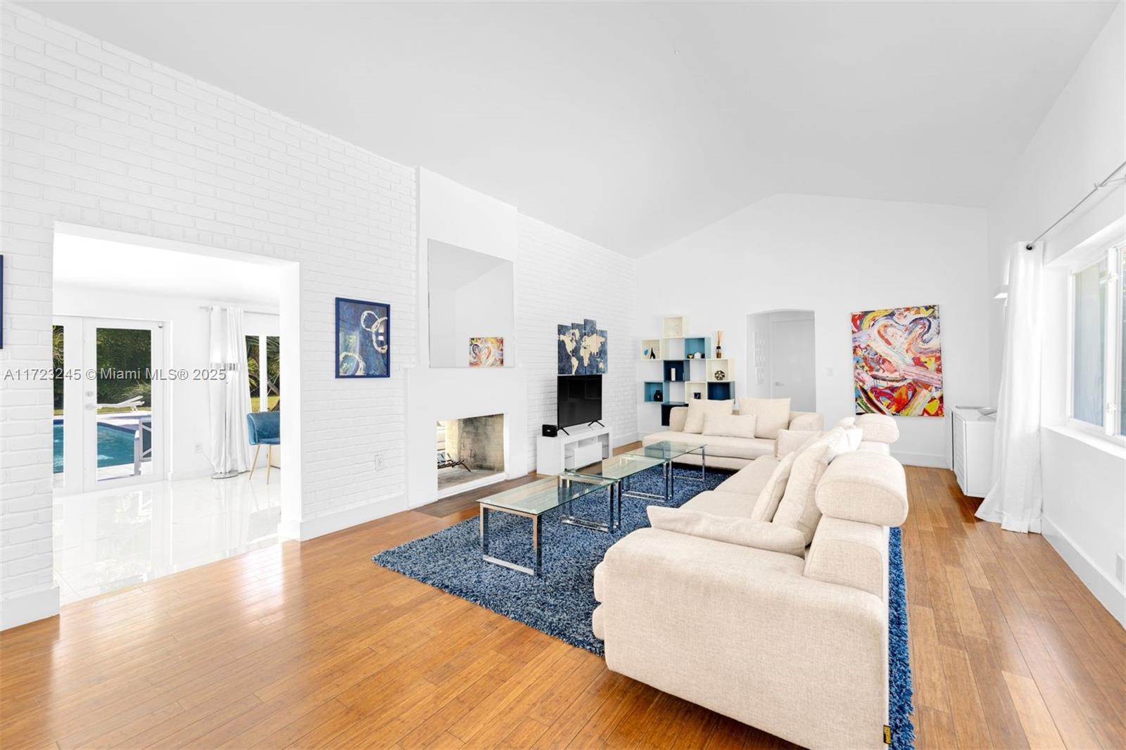 BISCAYNE PINES - Residential