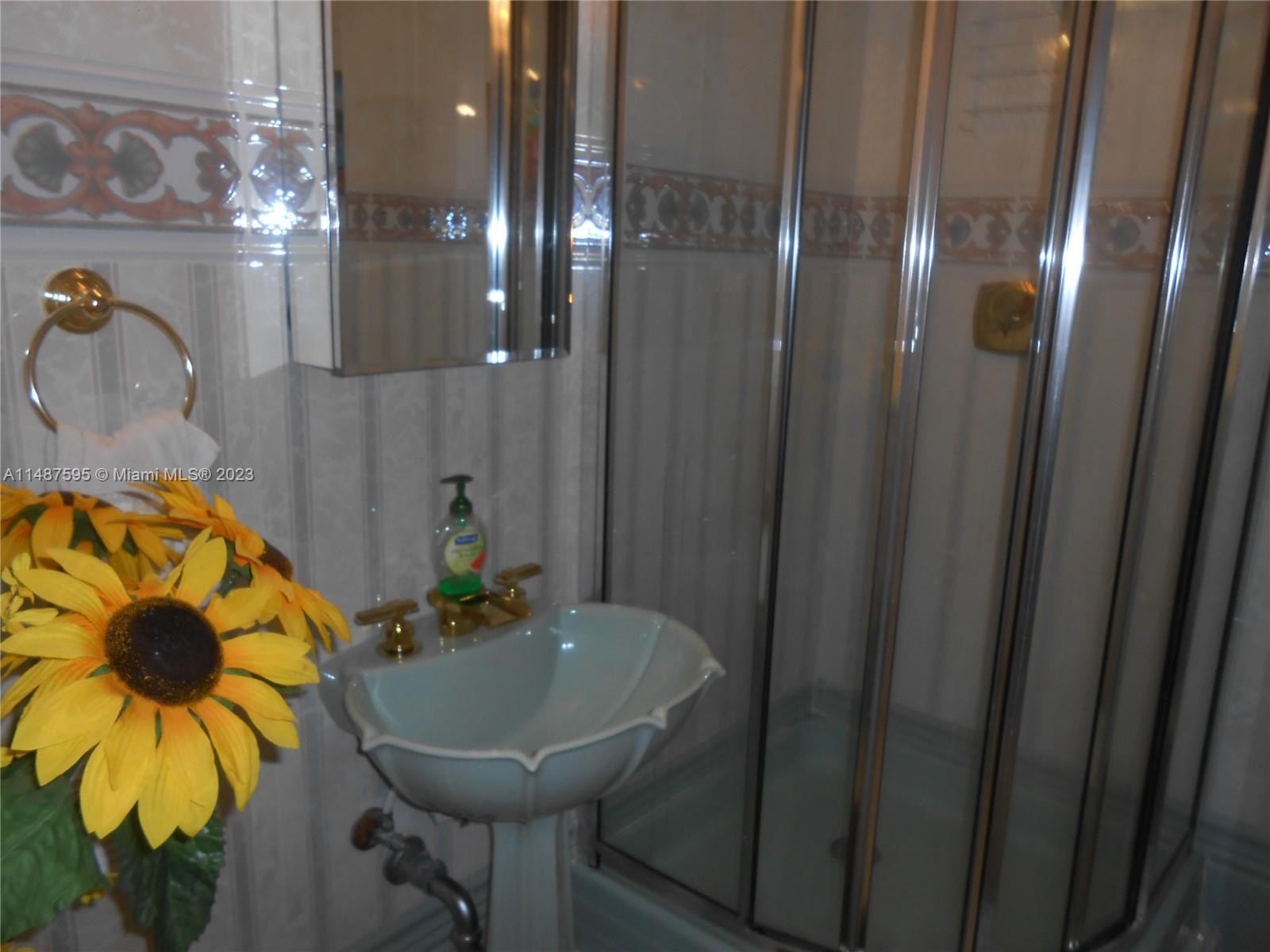 THE CARRIAGE HOUSE CONDO - Residential